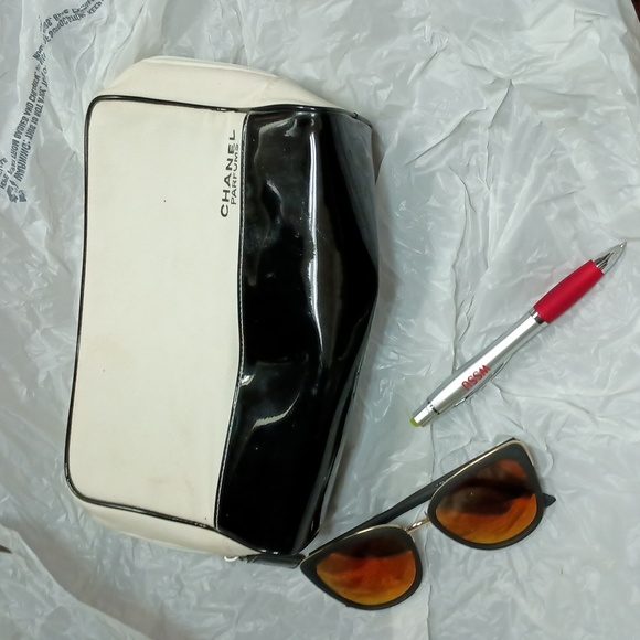 Chanel Tablet / personals bag $38 Sz 10x7x3 est inches + free scarf . - Picture 4 of 8